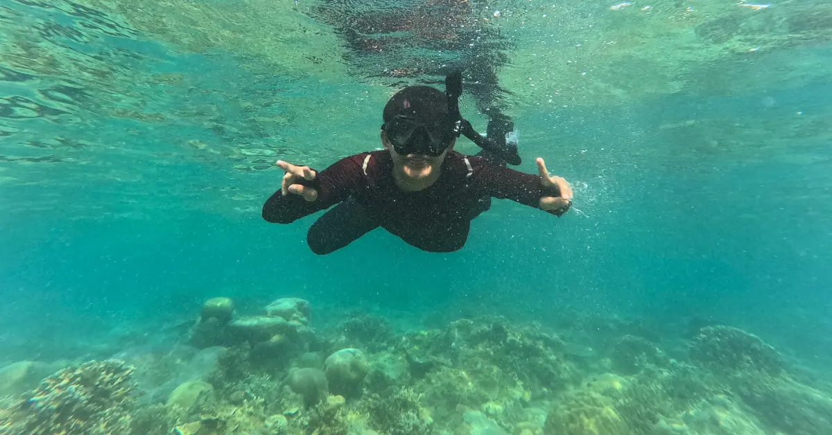 wisatawan saat snorkling di pulau pari