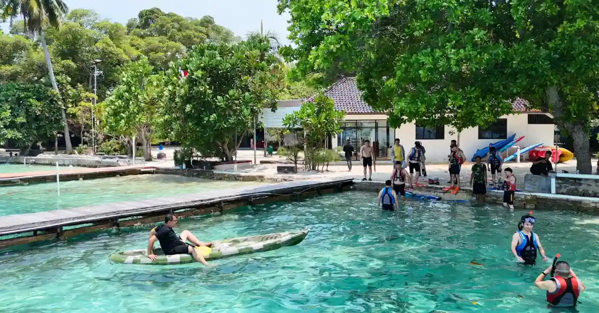 wisatawan snorkling di pulau putri